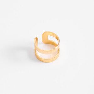 Anillo ajustable de baño de oro con diseño de doble banda.