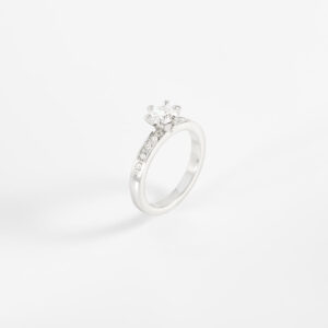 Anillo solitario con banda engastada