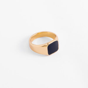 Anillo en baño de oro con esmalte en tono negro