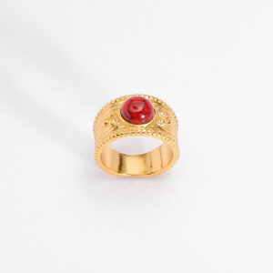 Anillo elegante con detalle rojo brillante moderno