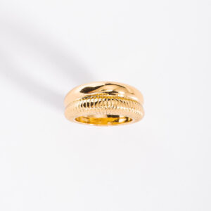 Anillo dorado diseño moderno atractivo