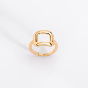 Anillo estilo minimalista con diseño geométrico elegante
