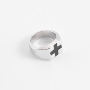 Anillo de diseño con cruz esmaltada