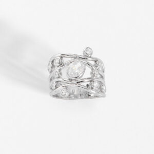 Anillo elegante con diseño de piedras brillantes