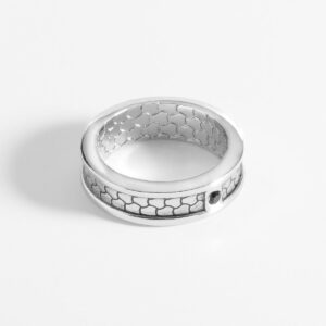 Anillo de hombre con diseño geométrico y detalle negro