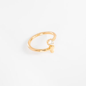 Anillo ajustable con diseño de cruz y diamonice.