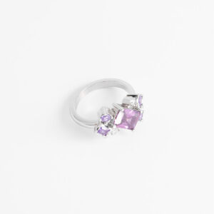 Anillo con diseño de cluster de piedras moradas y blancas