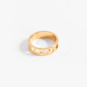 Anillo con palabra love calada y baño de oro