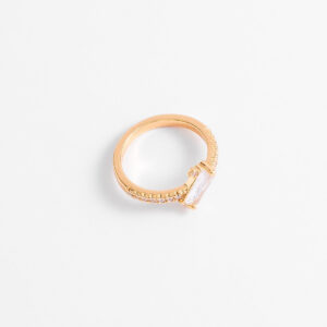 Anillo de medidas de mujer con baño de oro y diamonice blanco.