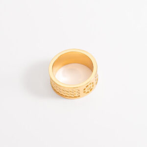 Anillo de banda ancha con baño de oro y patrón grabado