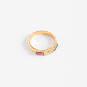 Anillo con baño de oro y gemas multicolor