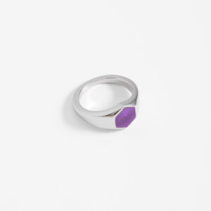 Anillo tipo signet ring con esmalte morado