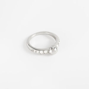 Anillo de mujer con baño de rodio, cristales y esfera metálica.