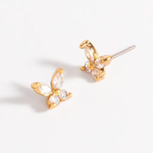 Aretes de poste con diseño de mariposa y gemas diamonice.