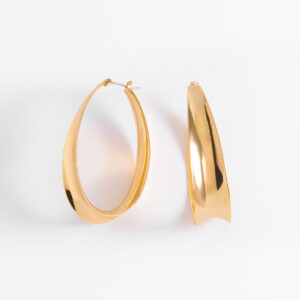 Aretes arracada ondulada con baño de oro.