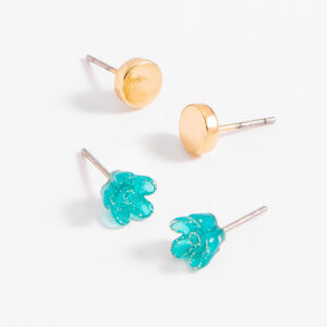 Dúo de aretes, un par en resina azul y el segundo en baño de oro
