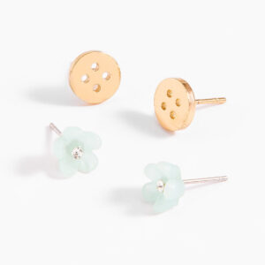 Aretes dúo en resina azul y con baño de oro