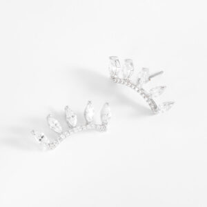 Aretes de posteen forma de corona en baño de platino con piedras diamonice en tono cristal