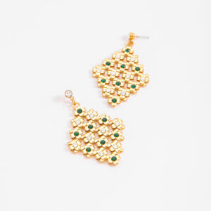 Aretes largos con diseño floral y gemas verdes y blancas