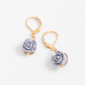 Aretes de patente con diseño de rosa de resina color morado.