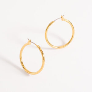 Aretes arracadas clásicas con baño de oro.
