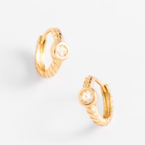 Aretes huggies con diamonice y baño de oro
