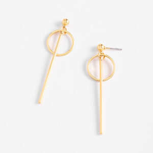Aretes largos con diseño geométrico bañado en oro.
