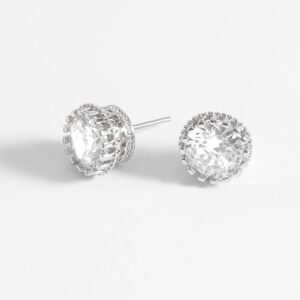 Aretes tipo botón con diseño de corona y diamonice