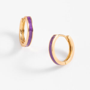 Aretes huggie bañados en oro con esmalte morado