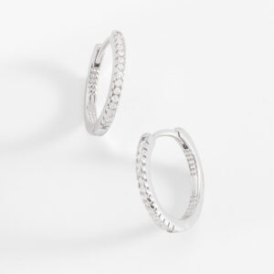 Aretes huggie con baño de rodio y diamonice