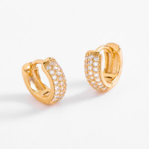 Aretes arracada/huggie con baño de oro y diamonice.