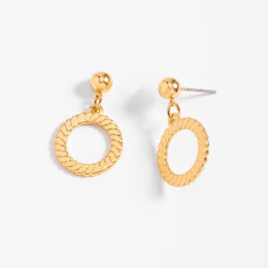Aretes de aro mediano con textura de cuerda.