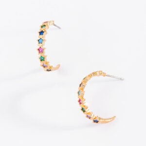 Aretes arracada/huggie con esmalte de estrellas multicolores.