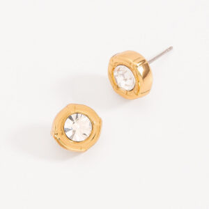 Aretes pequeños de baño de oro con piedra de cristal.