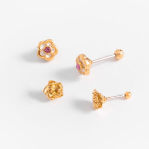 Aretes dúo de niña con baño de oro y detalles florales.