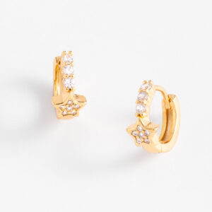 Aretes arracada/huggie de baño de oro con diamonice en forma de estrella.