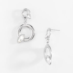Aretes largos de poste con aros y cristales de baño de rodio.