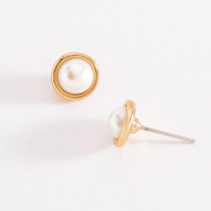 Aretes tipo botón con perla.