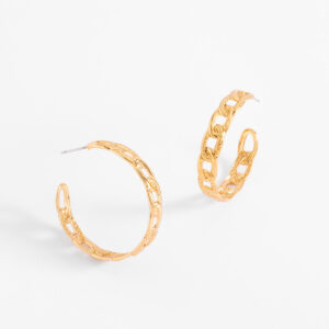 Aretes tipo argolla con diseño de cadena en baño de oro