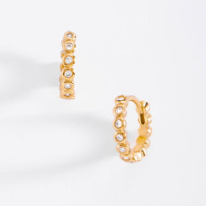 Aretes arracada/huggie con baño de oro y gemas diamonice