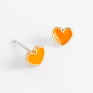 Aretes de poste en forma de corazón con esmalte naranjado y baño de oro.