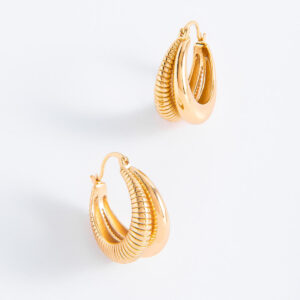Pequeños aretes en baño de oro