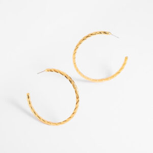 Aretes arracada grandes con baño de oro y diseño trenzado