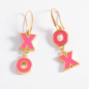 Aretes en baño de oro con letras xo en esmalte rosa