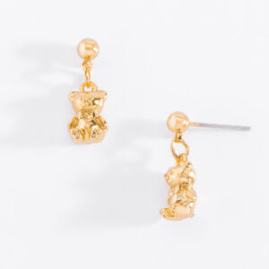 Aretes chicos en forma de oso con poste y baño de oro