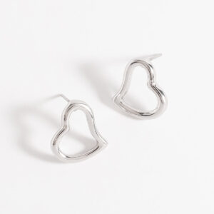 Aretes de poste con diseño de corazón calado
