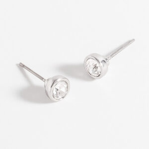 Aretes de botón con baño de rodio y cristal.