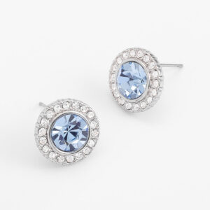 Aretes tipo botón con baño de rodio y cristales azules.