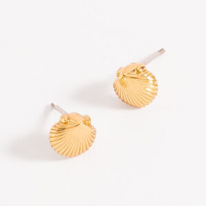 Aretes de botón con baño de oro y forma de concha