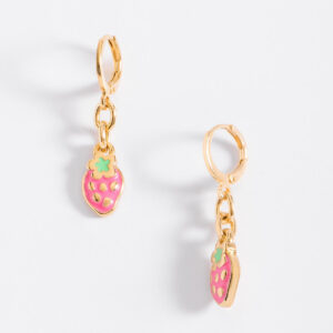 Aretes de fresita en baño de oro con esmalte fucsia